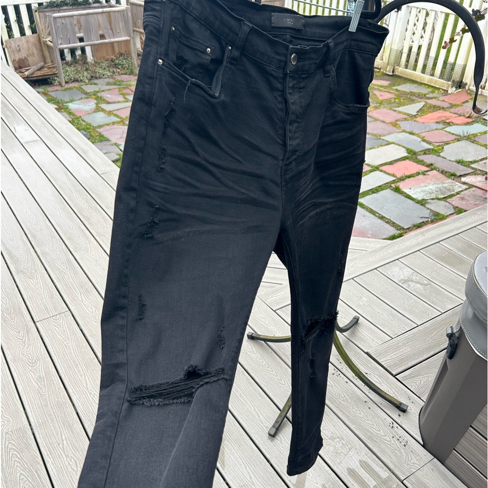 ๐ฆ Amiri Distressed Ripped Jeans - Picture 16 of 17